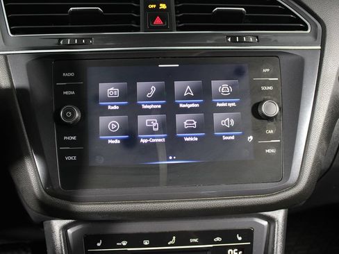 Used 2022 Volkswagen Tiguan SE w/ Panoramic Sunroof Package AWD/4WD image 24