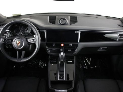 Certified 2025 Porsche Macan image 11
