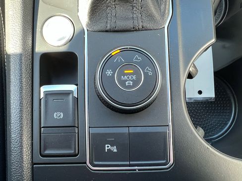 Used 2020 Volkswagen Atlas Cross Sport SE w/ Panoramic Sunroof Package image 21