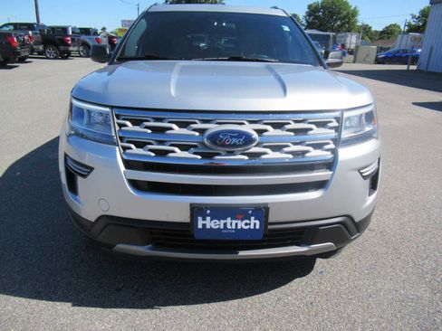 Used 2018 Ford Explorer XLT AWD/4WD image 2