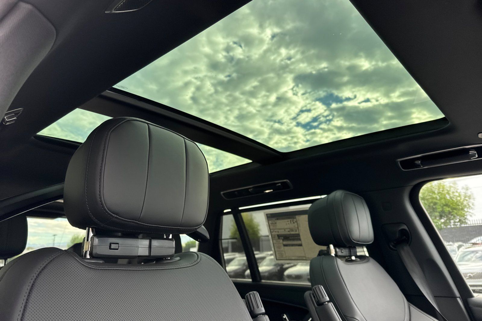 New 2026 Land Rover Range Rover Long Wheelbase SE AWD/4WD image 18