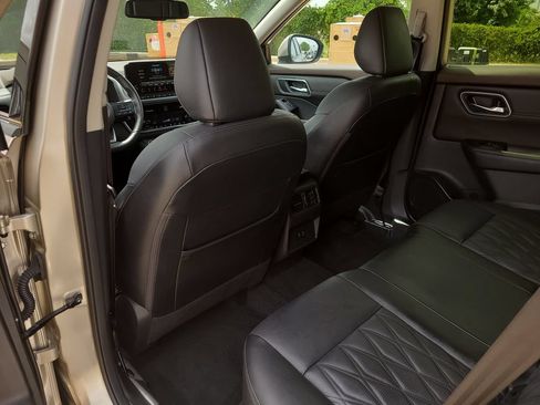 Certified 2023 Nissan Rogue Platinum FWD image 10