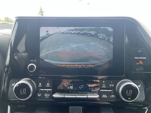 Used 2024 Toyota Highlander XLE AWD/4WD image 19