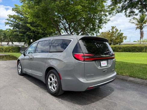 Used 2023 Chrysler Pacifica Limited FWD image 3