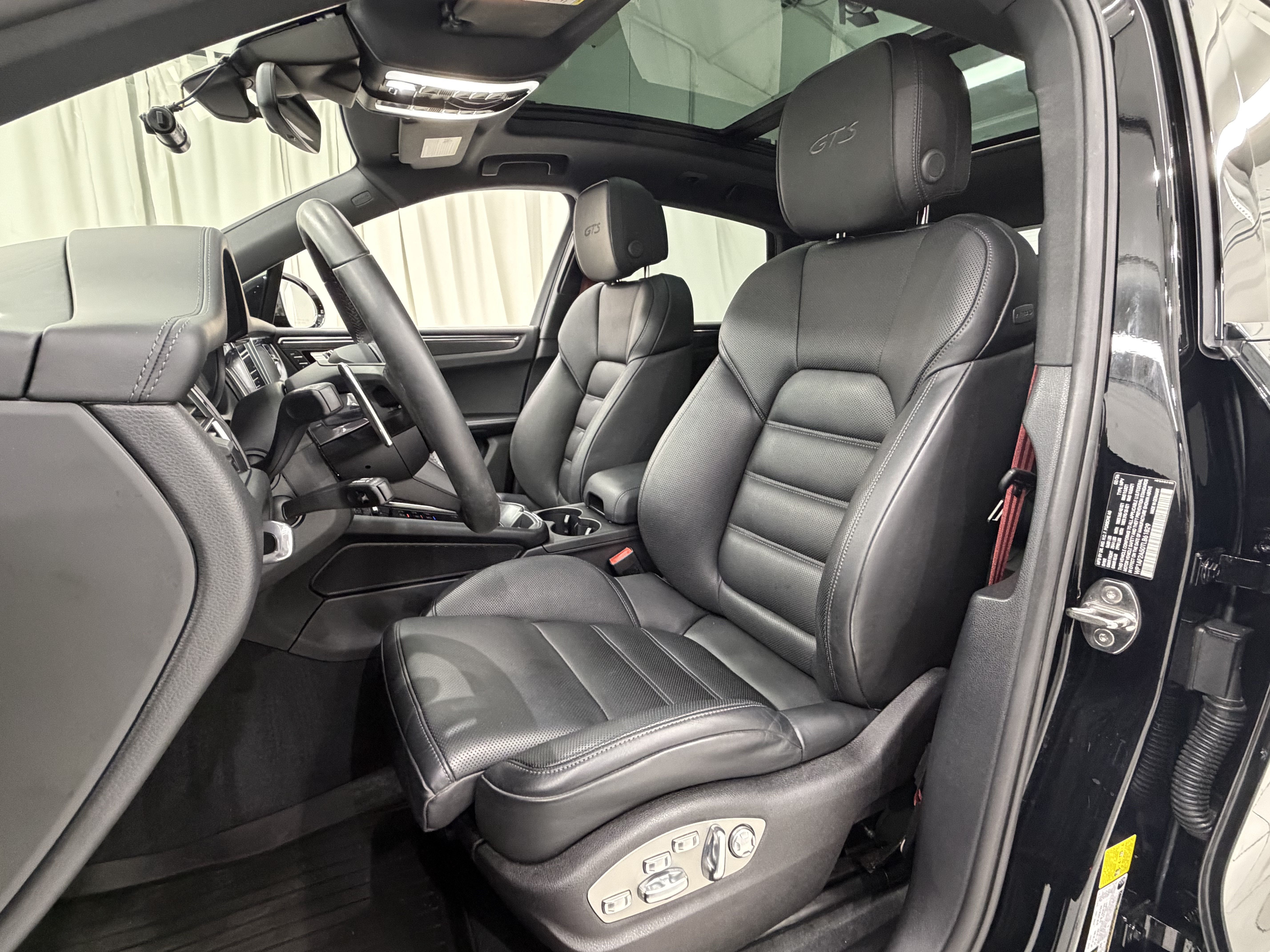 Used 2026 Porsche Macan GTS AWD/4WD image 31