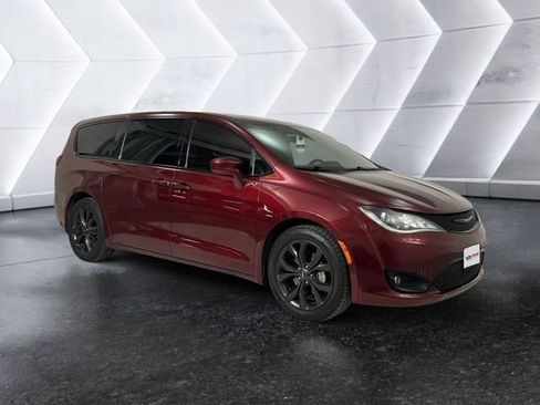 Used 2018 Chrysler Pacifica Touring Plus w/ S Appearance Package FWD image 1