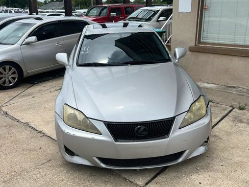Used 2008 Lexus IS 250 w/ Preferred Accessory Pkg RWD image 2