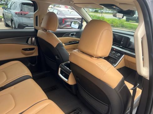 Certified 2024 Kia Carnival LX FWD image 13