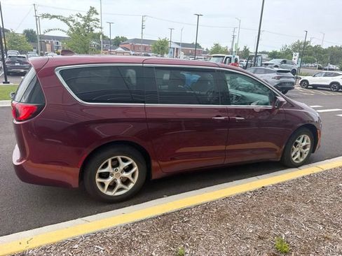 Used 2018 Chrysler Pacifica Touring Plus w/ Tire & Wheel Group FWD image 5