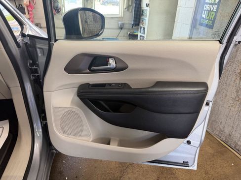 Used 2020 Chrysler Voyager Lxi FWD image 28