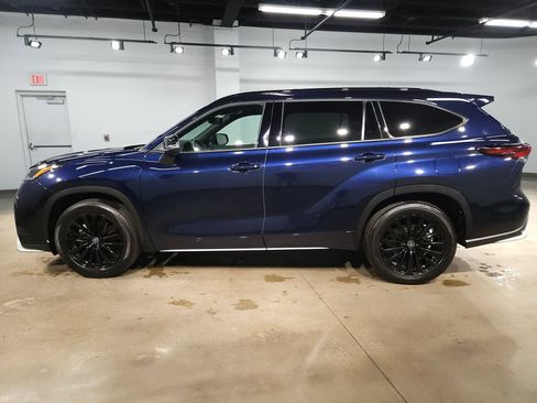 Used 2025 Toyota Highlander XSE AWD/4WD image 4