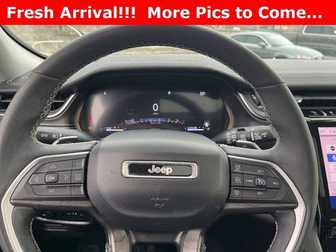 Used 2023 Jeep Grand Cherokee Limited w/ Black Appearance Package image 11