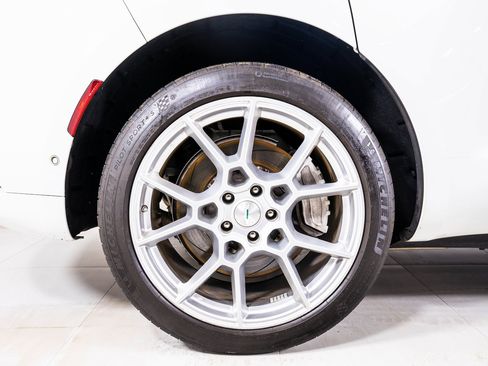 Used 2022 Aston Martin DBX image 11