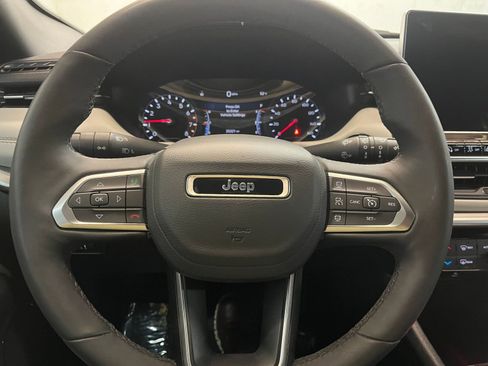 Used 2025 Jeep Compass Limited image 29