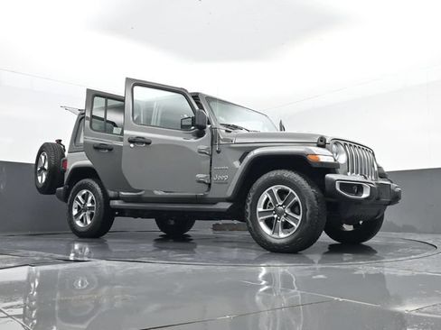 Used 2019 Jeep Wrangler Unlimited Sahara w/ Dual Top Group AWD/4WD image 32