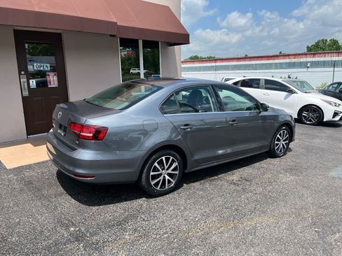 Used 2017 Volkswagen Jetta SE FWD image 5