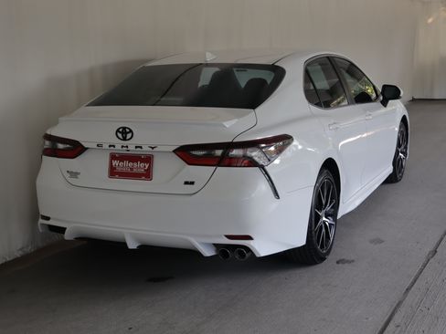 Used 2022 Toyota Camry SE FWD image 6