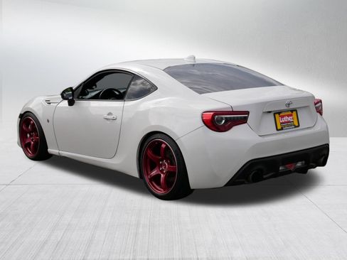 Used 2017 Toyota 86 RWD image 5