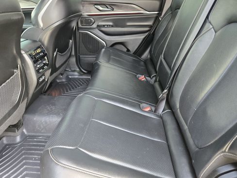 Used 2022 Jeep Grand Cherokee Overland w/ Luxury Tech Group IV AWD/4WD image 30