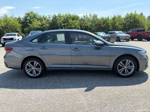 Used 2024 Volkswagen Jetta SE FWD image 8