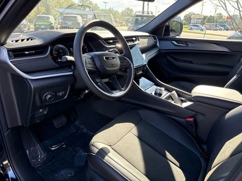 New 2025 Jeep Grand Cherokee Altitude image 9