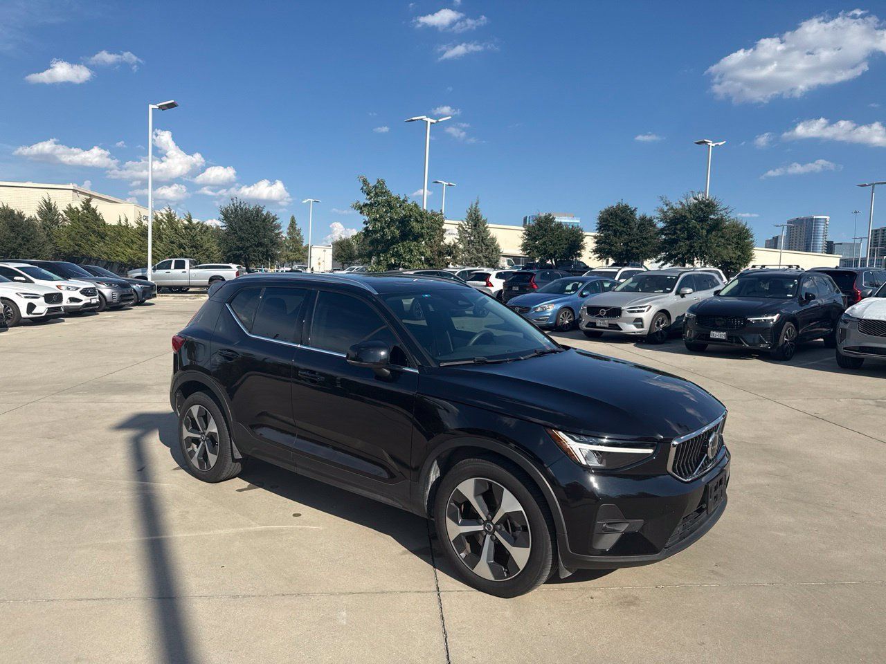 Used 2023 Volvo XC40 B5 Plus w/ Protection Package Premier AWD/4WD image 3