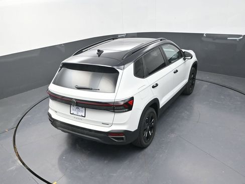 New 2026 Volkswagen Taos SE image 16