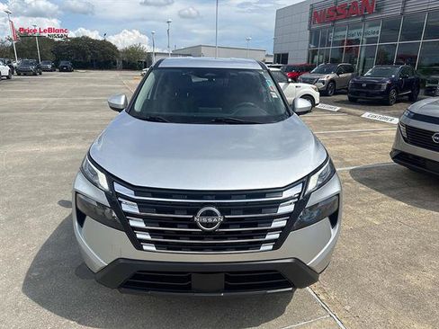 Used 2024 Nissan Rogue SV FWD image 2