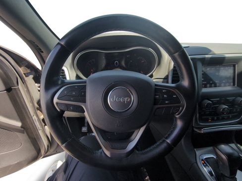 Used 2020 Jeep Grand Cherokee Laredo AWD/4WD image 13