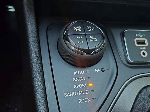 Used 2021 Jeep Cherokee Trailhawk image 21