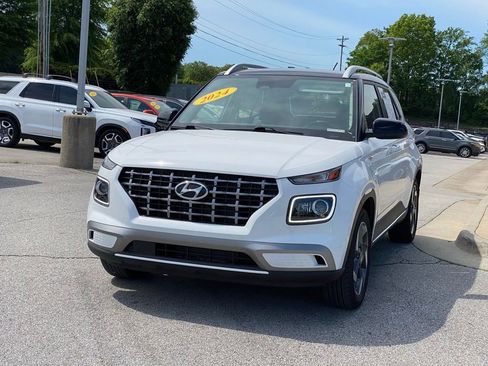 Used 2024 Hyundai Venue Limited FWD image 3