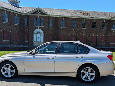 Used 2013 BMW 320i xDrive Sedan AWD/4WD image 9