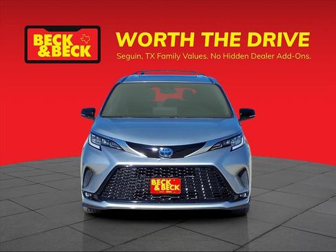 Used 2024 Toyota Sienna XLE Woodland Edition image 2