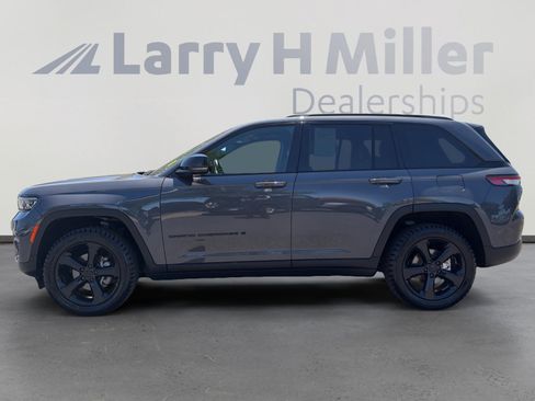 Used 2022 Jeep Grand Cherokee Altitude AWD/4WD image 2