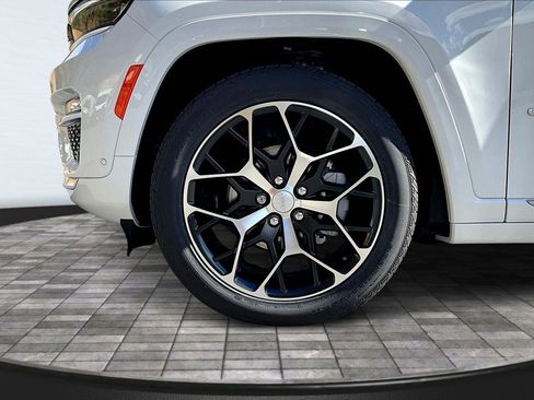 New 2025 Jeep Grand Cherokee Summit image 11