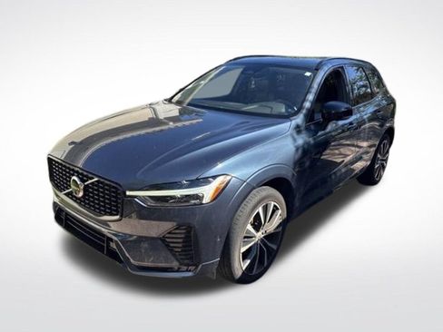 Used 2023 Volvo XC60 B5 Plus w/ Climate Package AWD/4WD image 3