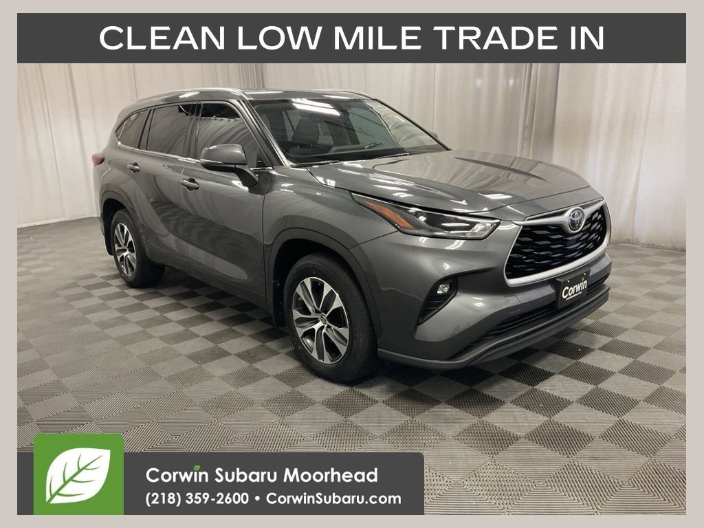 Used 2021 Toyota Highlander XLE AWD/4WD image 1