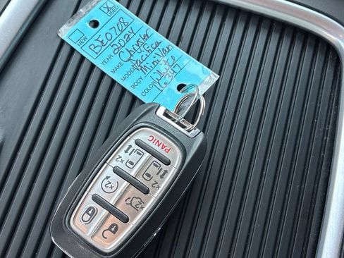 Used 2024 Chrysler Pacifica Touring-L FWD image 35