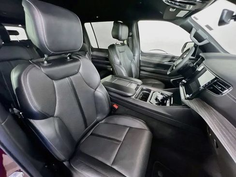 Used 2024 Jeep Wagoneer L Series II AWD/4WD image 31