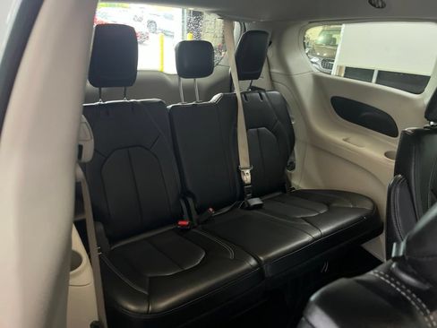 Used 2024 Chrysler Pacifica Touring-L FWD image 21