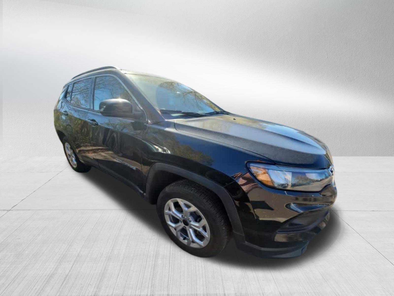 Used 2025 Jeep Compass Latitude w/ Convenience Group AWD/4WD image 3