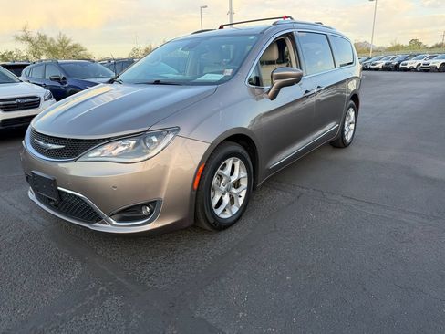 Used 2017 Chrysler Pacifica Touring-L Plus w/ Advanced Safetytec Group FWD image 3
