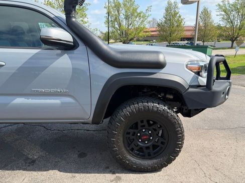 Used 2021 Toyota Tacoma TRD Off-Road w/ Technology Package AWD/4WD image 16