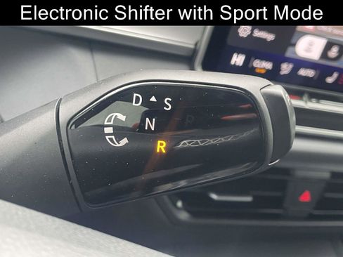 Used 2025 Volkswagen Tiguan SE image 18