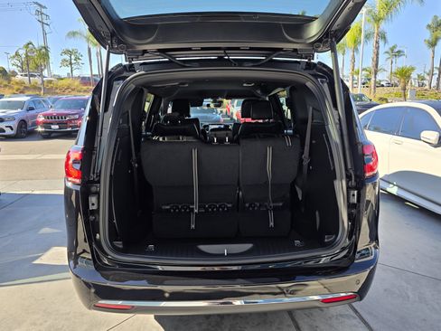New 2026 Chrysler Pacifica Select image 14
