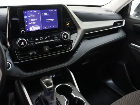 Certified 2025 Toyota Highlander LE FWD image 16