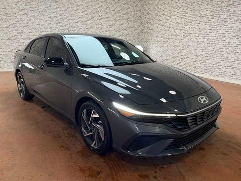 Used 2025 Hyundai Elantra Sport image 7