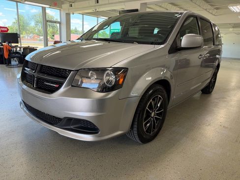 Used 2017 Dodge Grand Caravan SE FWD image 3