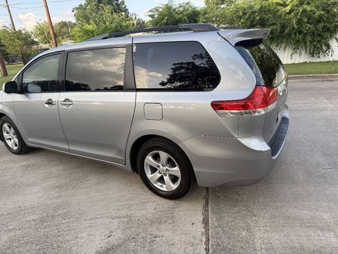 Used 2012 Toyota Sienna LE FWD image 6