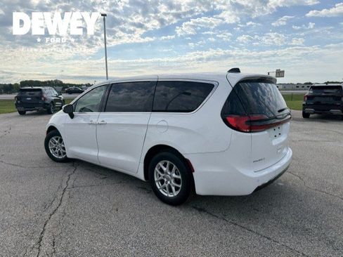 Used 2023 Chrysler Pacifica Touring-L FWD image 6